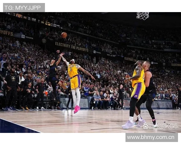 勇士队与国王队激战正酣NBA季后赛精彩对决引发球迷热议