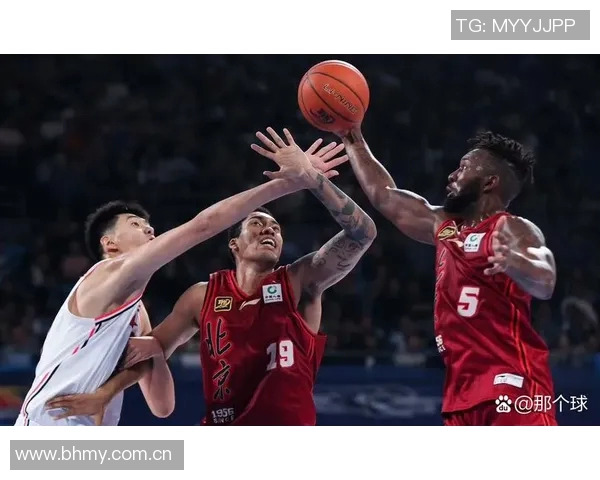 北京男篮与上海男篮激战正酣谁将赢得这场篮球巅峰对决